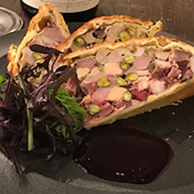 お酒をこよなく愛する酔っ払い達と食いしん坊のためのワインビストロ