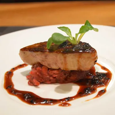 鉄板焼きと溶岩石グリルの融合。双方の良さを見極め、最大限に引き出す熟練の技術