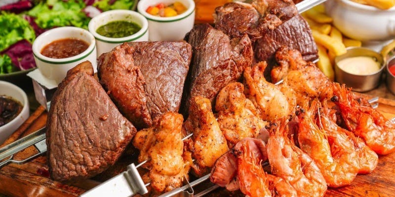 【2025忘年会】【シュラスコ風BBQコース】US産アンガス牛2種＆焼き海老、骨付き鶏まで！サラダ、フリッツ