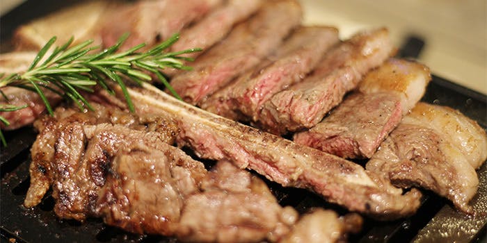 a slice of BEEF ひときれの牛肉