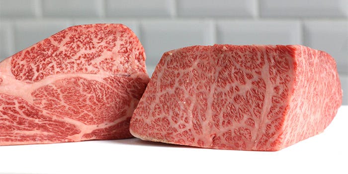 a slice of BEEF ひときれの牛肉