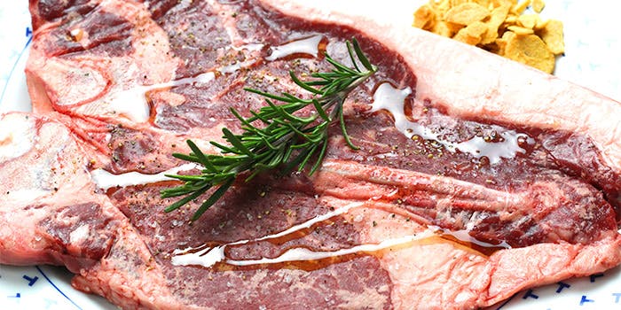 a slice of BEEF ひときれの牛肉