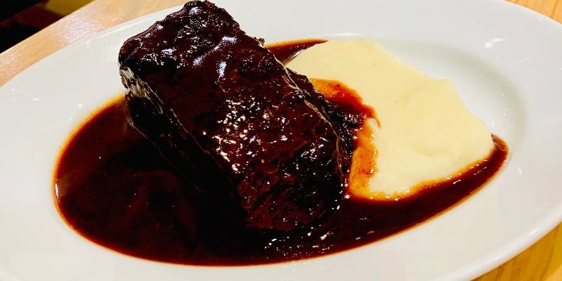 マッシュポテトの上に北海道産牛頬肉の赤ワイン煮込みが盛りつけられているBランチメニューのイメージ