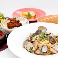 オープン以来愛されている生パスタや、ワインにぴったりの種類豊富なタパスが人気