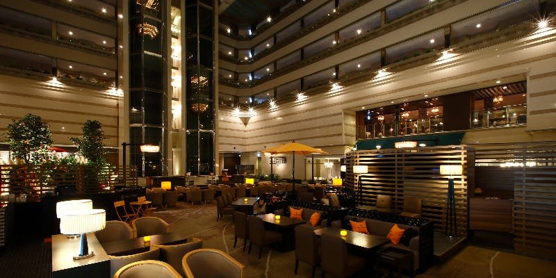 【Xmas2025】料理＆フリーフロー、吹き抜けロビーにてピアノ生演奏鑑賞付＋スパークリングワイン付