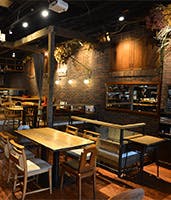 天井高く開放的な空間で、ゆっくりとお寛ぎください