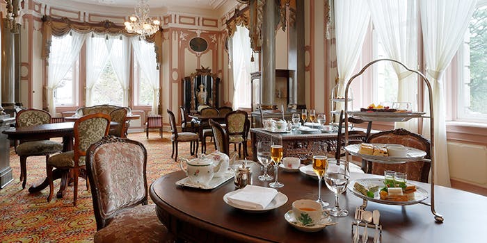クラシカルな机や椅子が並べられた洋館