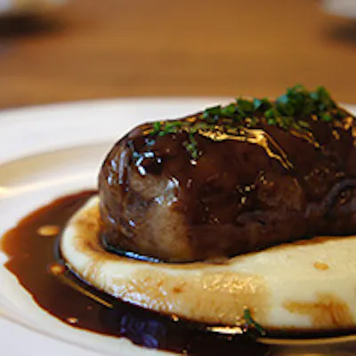 ワイン片手に充実の肉料理をお召し上がりください