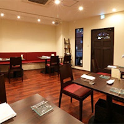 ゆったりとお食事を楽しめる開放的な空間