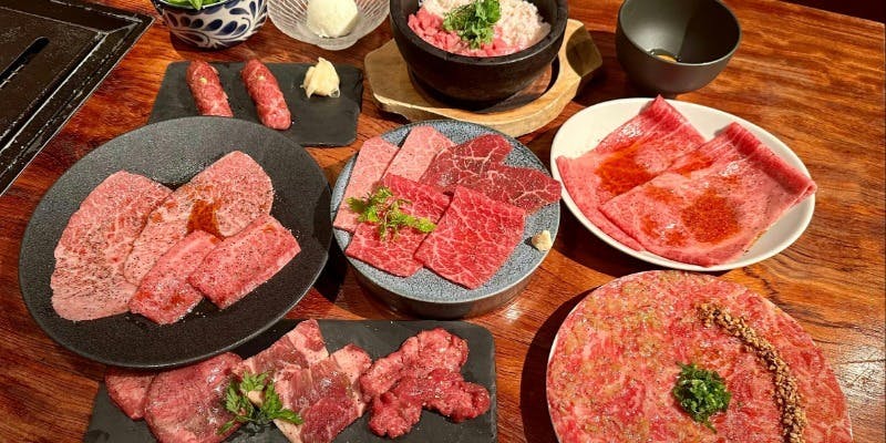 人気NO.1【三大名物コース/2時間飲み放題付】熟成タン、ユッケ、牛肉寿司などKINTANの名物が贅沢に堪能