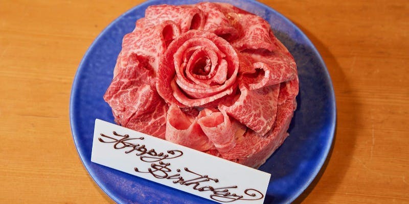 【アニバーサリーコース】表参道限定！豪華に仙台牛のみで作った肉ケーキが新登場、お誕生日や記念日に