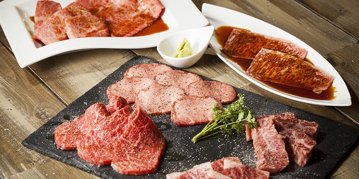 表参道焼肉 キンタンの肉料理がテーブルの上に置かれている様子