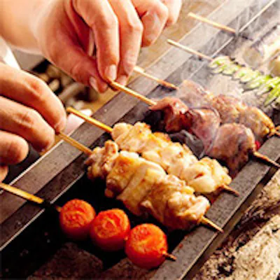部位に合わせて焼き加減を変え、一本一本丁寧に焼き上げるジューシーな焼鳥は絶品