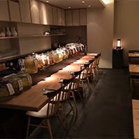 幅広いシーンにご利用頂けるモダンな店内