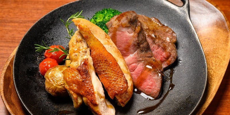 【土・祝 限定】イベリコ豚と国産地鶏＋10種のセレクションワイン・クラフトビール・獺祭！飲み放題