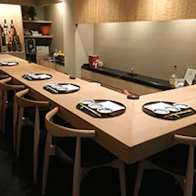 白木の一枚板が目を引く店内