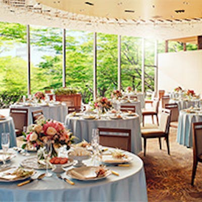 郡山の豊麗な自然に調和するモダンな建物は訪れるお客様に寛ぎの時間をご提供します