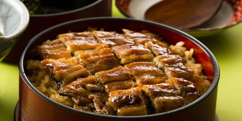 【ひつまぶし】蒸し焼きにした鰻をつる家特製のお出汁で、お造り、デザート付＋1ドリンク（1～4名様まで）