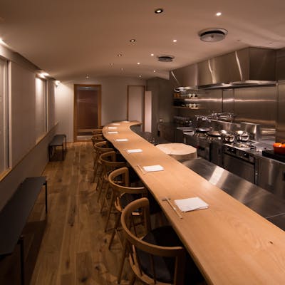 料理人の息遣いを感じる、カウンター10席のみの特別な空間