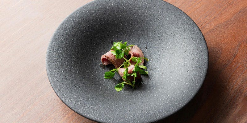 【INSIGNIAのコース】　～本格的な料理も楽しめるバーで大切な人過ごす贅沢な時間～＋乾杯ドリンク付き