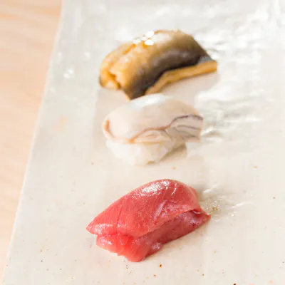 旬の魚を使用した極上鮨と滋味深いつまみ