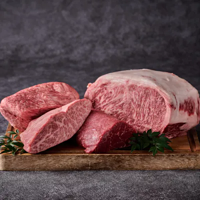 炭火が引き出す、肉の真価
