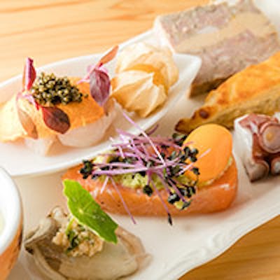 種類豊富なワインと共に、ジビエ料理など本格フレンチをご堪能