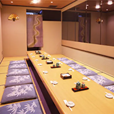 多彩な味が集結する新宿の街中、伝統ある江戸前の鮨屋がここにある