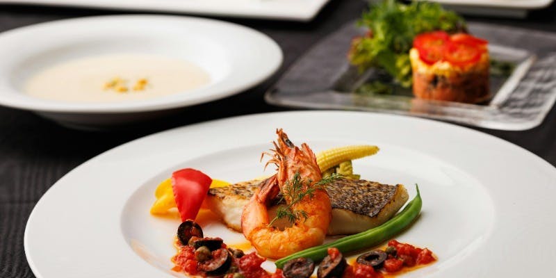 【クロスヤードコース】魚or肉で選べるメイン、デザートプレートなど全4品＋ワンドリンク付