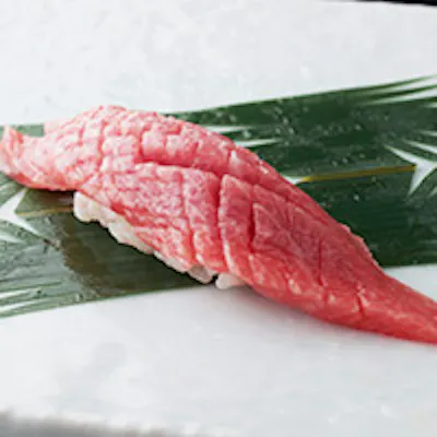 清潔感のある落ち着いた空間で旬の食材を使用した贅沢な握りをご堪能