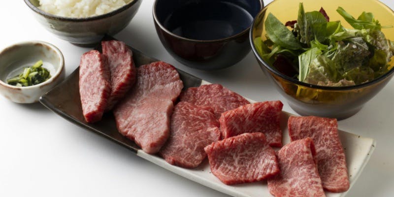 【黒毛和牛A5 厳選5種盛焼肉】