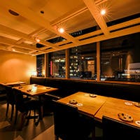 落ち着いた空間で厳選された料理の数々をご堪能いただけます