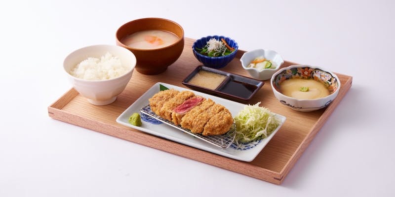 京都石塀小路豆ちゃ 有楽町の牛カツ御膳 2種のソース