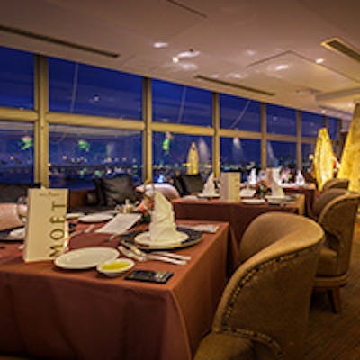 コックが目の前で調理