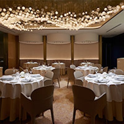 シャンデリアが静かな光をたたえる宝石箱のような空間