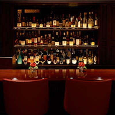 40余年の歴史を象徴するレカンレッドを基調としたバールーム