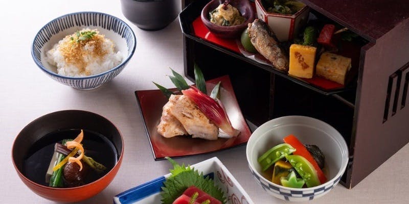 【四季の野点箱＋黒毛和牛鉄板焼付き】造りや様々な味わいを愉しむ2段重などランチ御膳（12～2月）