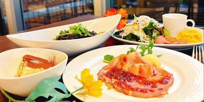 【個室確約】サラダ前菜＋ズワイ蟹のパスタ＋カムイ豚＋デザート＋カフェドリンクバー付き（平日限定）