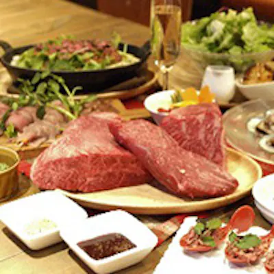ドライエイジングによって肉質やわらかく芳醇な香りのお肉をご堪能ください