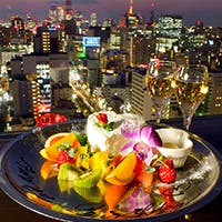 全ての席から夜景を眺められる大人の特別な空間