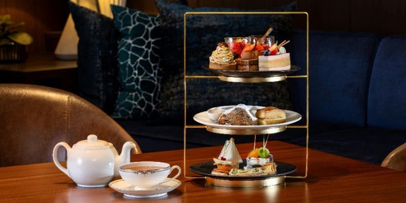 【アフタヌーンティーセット】～いちご＆ショコラ～＋ロンネフェルト紅茶などカフェフリー（平日）