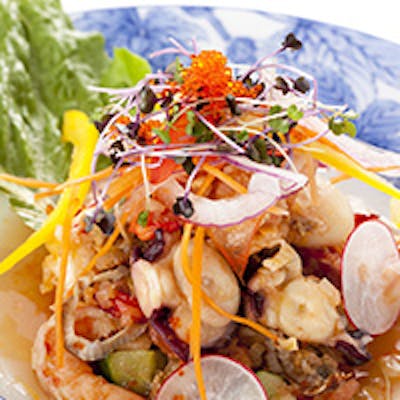 料理長が腕を振るう逸品と直輸入のワインでラテンを満喫