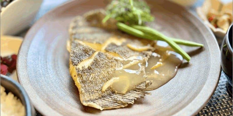 【お値打ちランチセット/お魚定食】カレイの唐揚げや小鉢などミニデザート付き（平日限定）