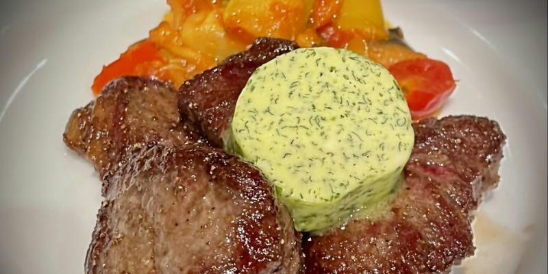 【Dinner / Menu A】前菜・牛ハラミのステーキ・デザート・パン・コーヒー付