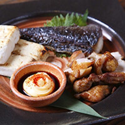 京風情漂う町家ダイニングで燻製料理と美酒に酔いしれる