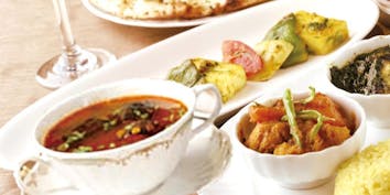 【サットヴァ】3種のカレー、前菜盛り合わせ、おまかせサラダなど全9品 - 自然派インド料理 ナタラジ 原宿表参道店