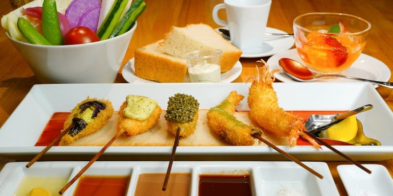 六覺燈ろくかくていのスタンダードコースの串カツを盛り付けた様子