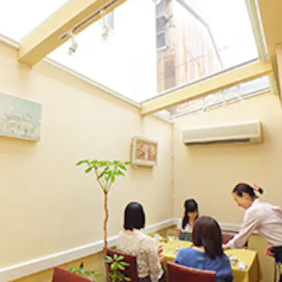吹き抜け天井から光が差し込む明るい店内