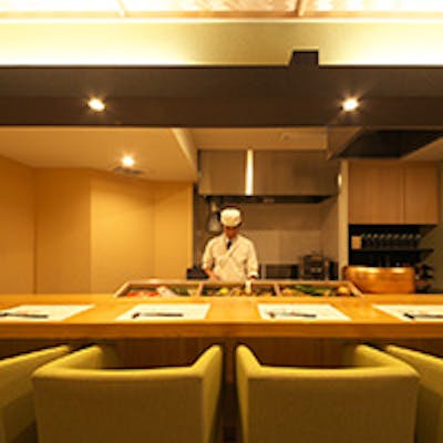 心地よさを感じる空間でカウンターの醍醐味に触れる