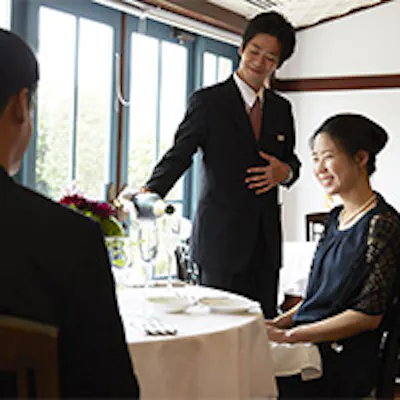 シニアソムリエがお料理とお好みに合ったワインをセレクトいたします